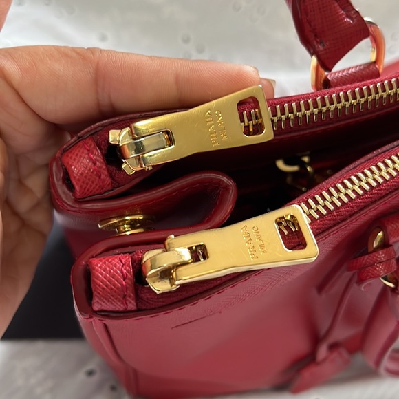 Prada saffiano M size on red..comes with dust bag,card, strap.. - Picture 5 of 7
